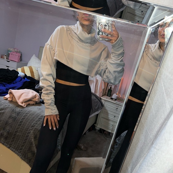 Alo Splice Cropped Sweater - Picture 11 of 12